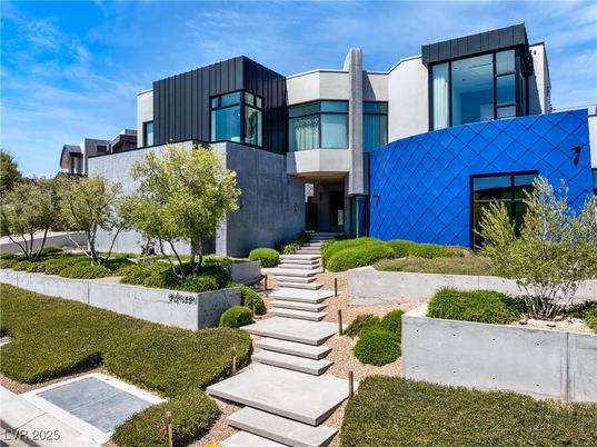 Exterior, Facade, Modern