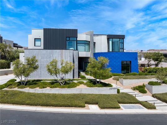 Exterior, Facade, Modern