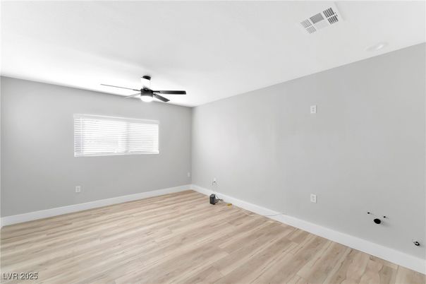 Empty room, Interior