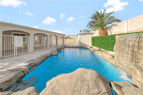 Exterior, Pool