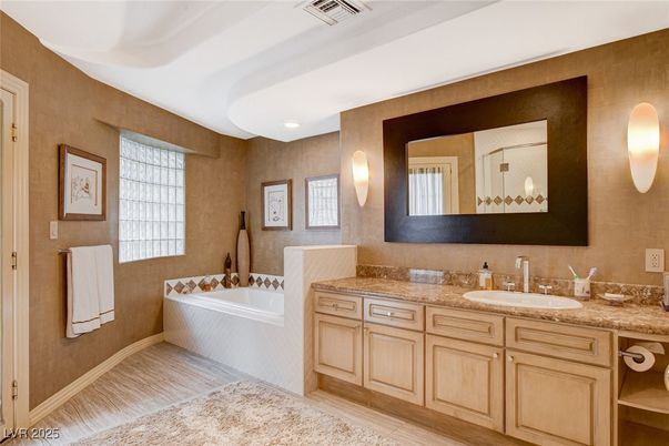Bathroom, Dual Sink Vanities, Interior, Recessed Lighting