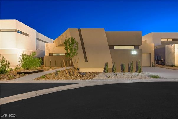Exterior, Facade, Modern