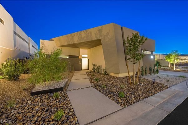 Backyard, Exterior, Facade, Modern