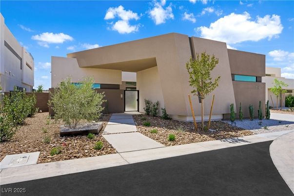 Exterior, Facade, Modern