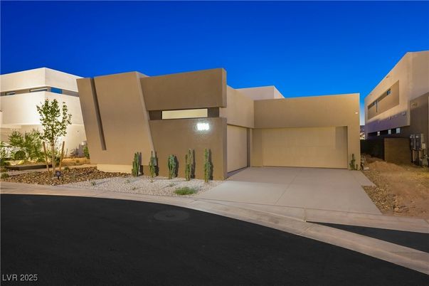 Attached, Exterior, Facade, Modern