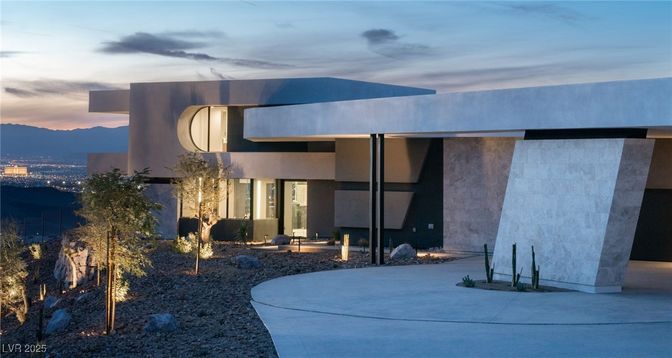Backyard, Exterior, Facade, Modern
