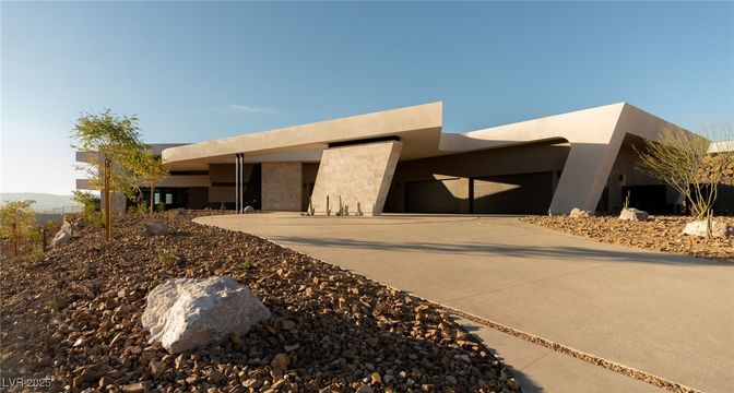Backyard, Exterior, Facade, Modern
