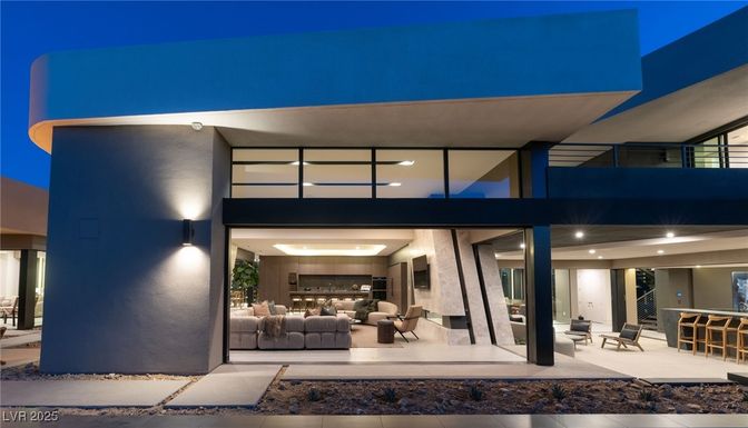 Exterior, Facade, Modern