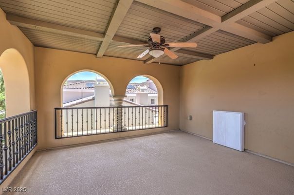 Empty room, Interior, Wooden Beams, Wooden Ceilings