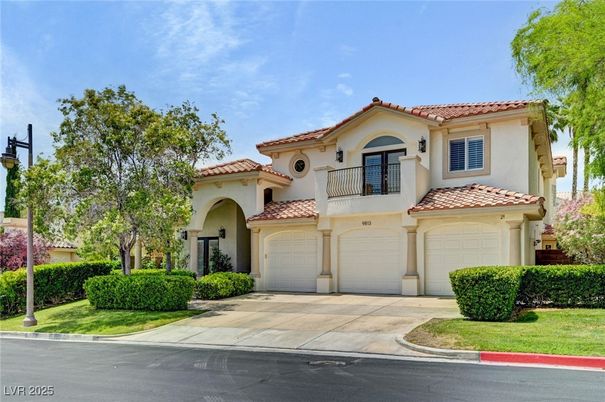 Attached, Exterior, Facade, Mediterranean