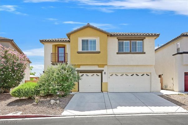 Attached, Exterior, Facade, Mediterranean