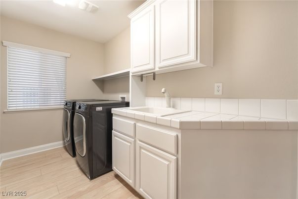 Interior, Washer, Wood Texture Flooring