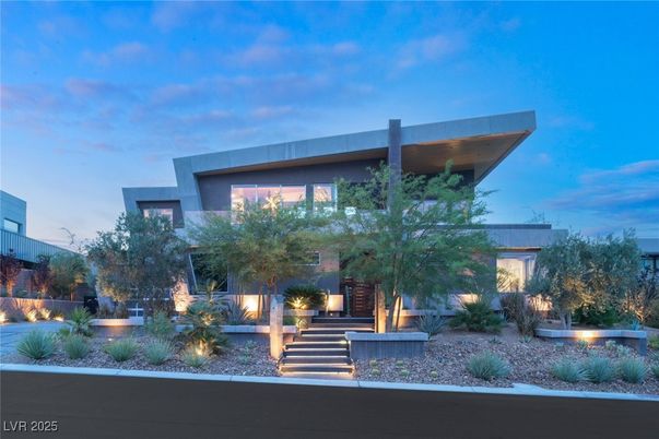 Exterior, Facade, Modern