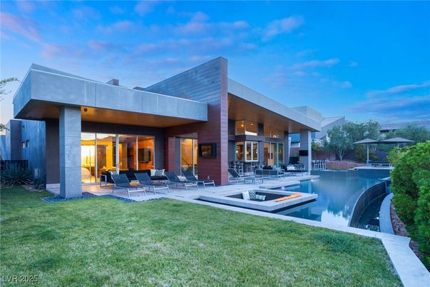 Backyard, Exterior, Facade, Pool, Modern