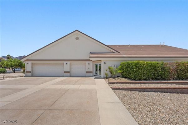 Attached, Exterior, Facade, Ranch