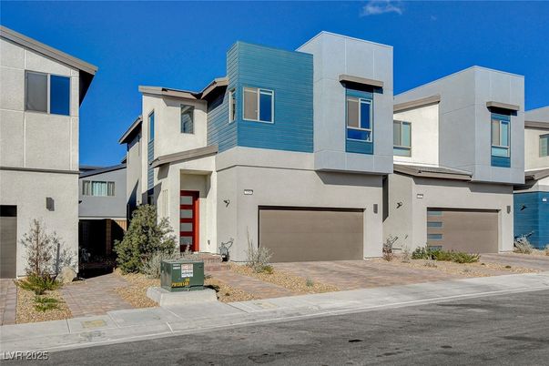 Attached, Exterior, Facade, Modern