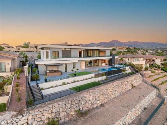 Exterior, Facade, Pool, Modern