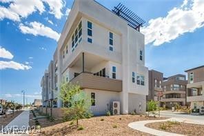Exterior, Facade, Modern