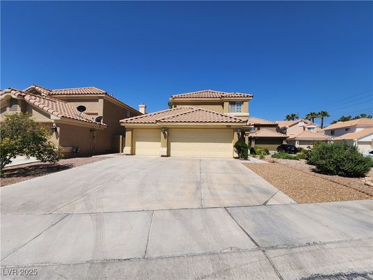 Attached, Exterior, Facade, Mediterranean