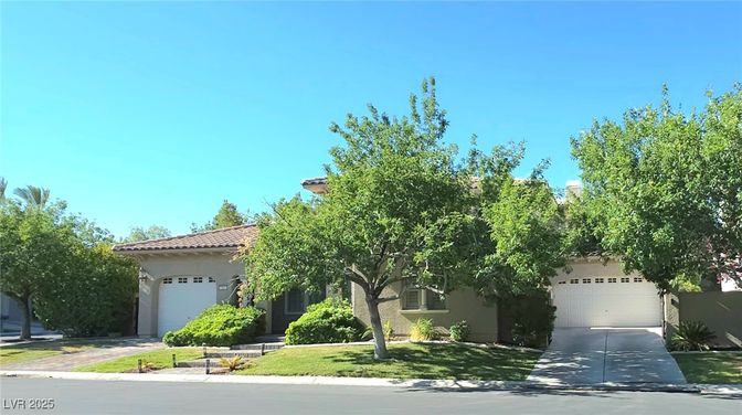 Attached, Exterior, Facade, Mediterranean