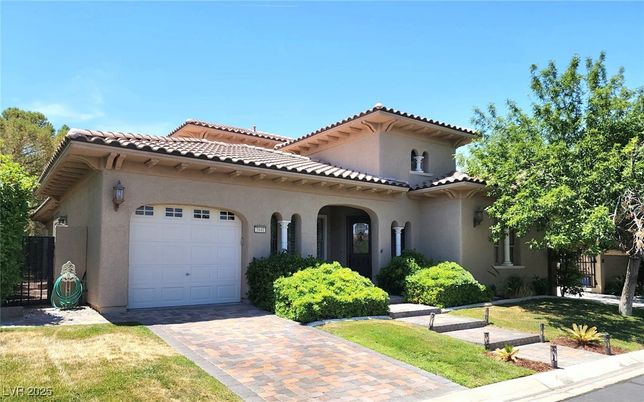 Attached, Exterior, Facade, Mediterranean