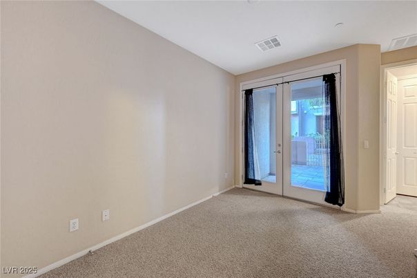 Empty room, Interior