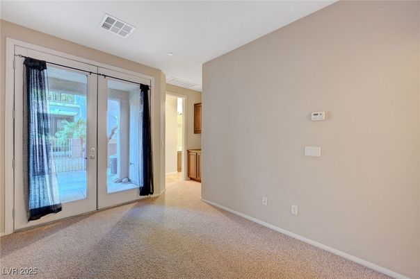 Empty room, Interior