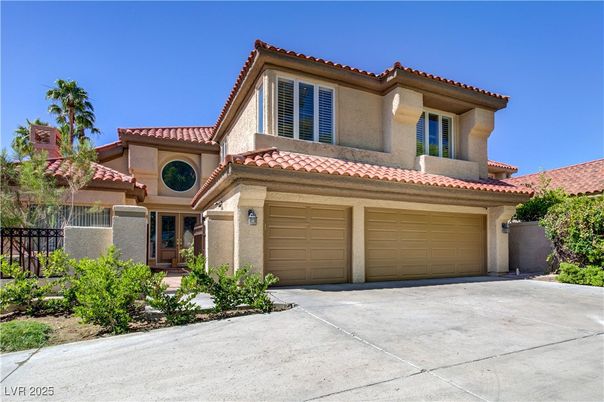 Attached, Exterior, Facade, Mediterranean