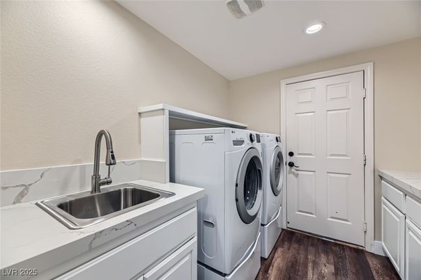 Interior, Recessed Lighting, Washer, Wood Texture Flooring