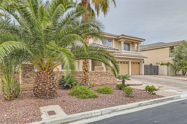 Attached, Exterior, Facade, Mediterranean