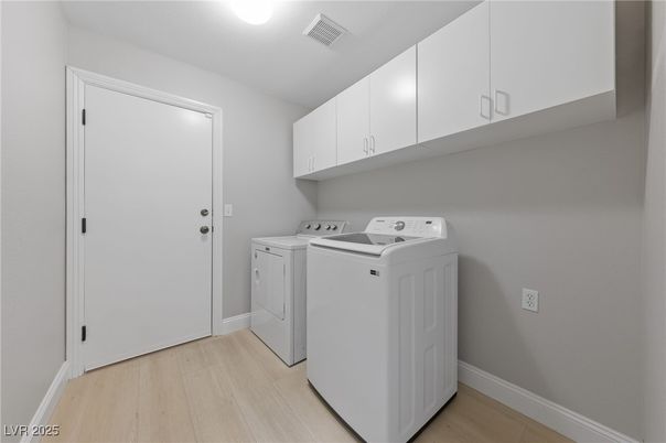 Interior, Washer, Wood Texture Flooring