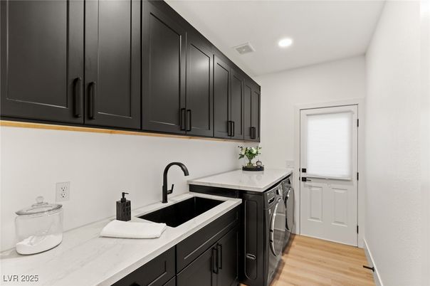 Interior, Recessed Lighting, Washer, Wood Texture Flooring