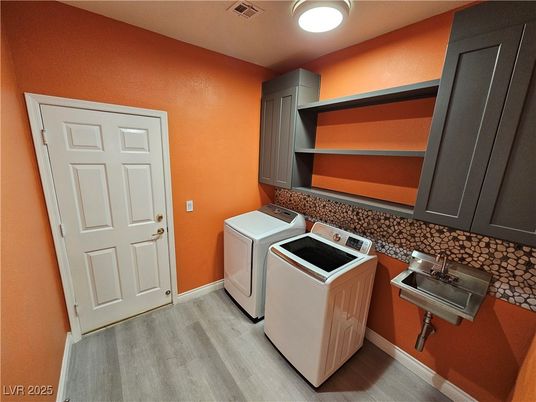 Interior, Washer, Wood Texture Flooring
