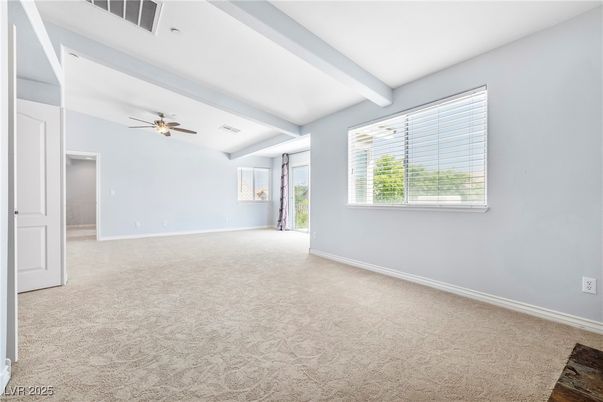 Empty room, Interior