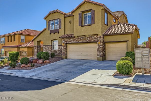 Attached, Exterior, Facade, Mediterranean