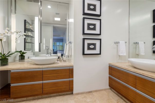 Bathroom, Dual Sink Vanities, Interior, Recessed Lighting