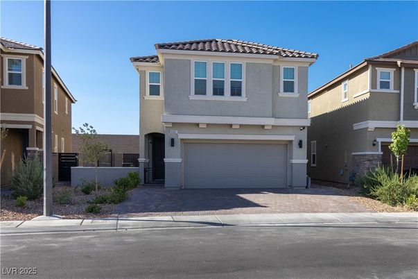 Attached, Exterior, Facade, Mediterranean