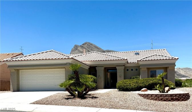 Attached, Exterior, Facade, Mediterranean