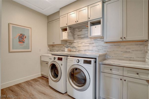 Interior, Washer, Wood Texture Flooring