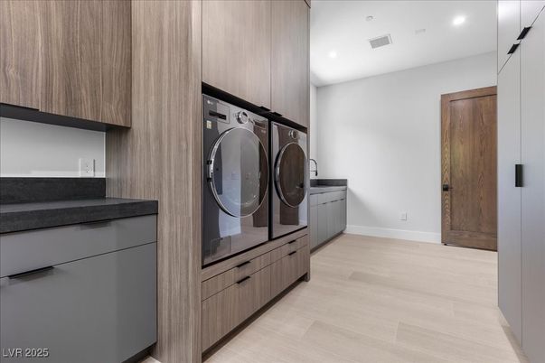 Interior, Recessed Lighting, Washer, Wood Texture Flooring