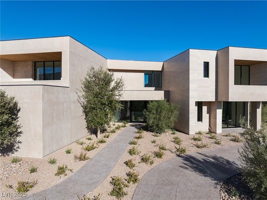Exterior, Facade, Modern
