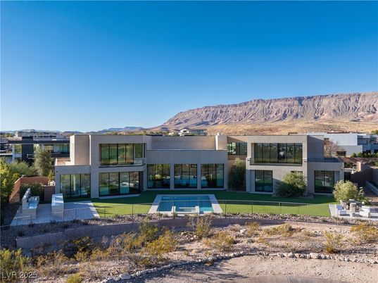 Exterior, Facade, Pool, Modern
