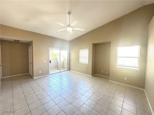 Empty room, Interior