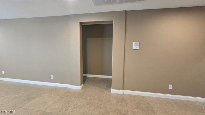 Empty room, Interior