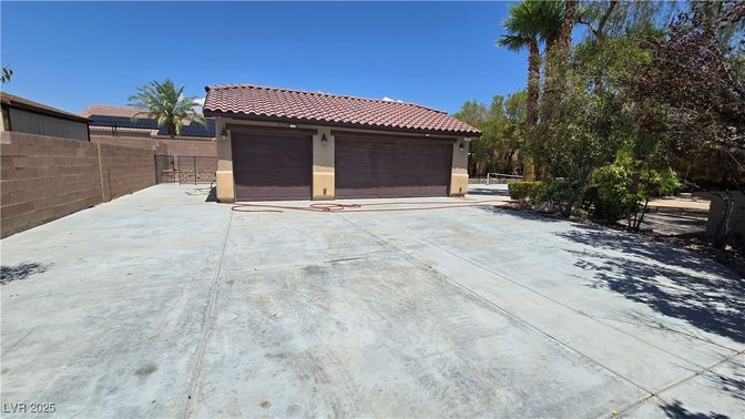 Detached Garage, Exterior