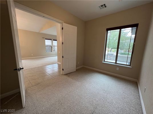 Empty room, Interior