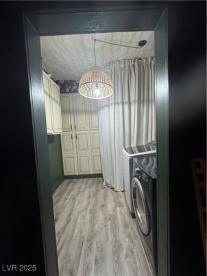 Interior, Washer, Wood Texture Flooring