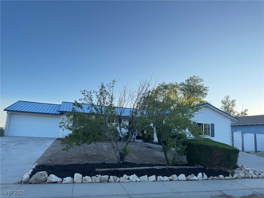 Attached, Exterior, Facade, Ranch