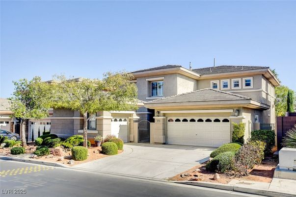 Attached, Exterior, Facade, Mediterranean
