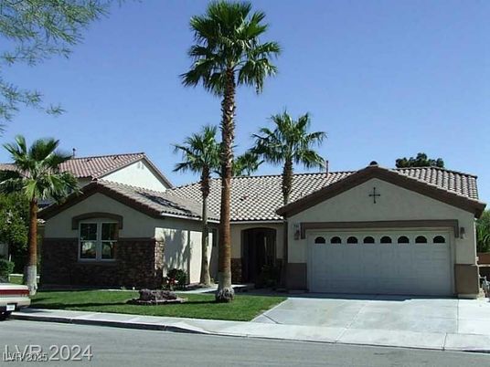 Attached, Exterior, Facade, Mediterranean